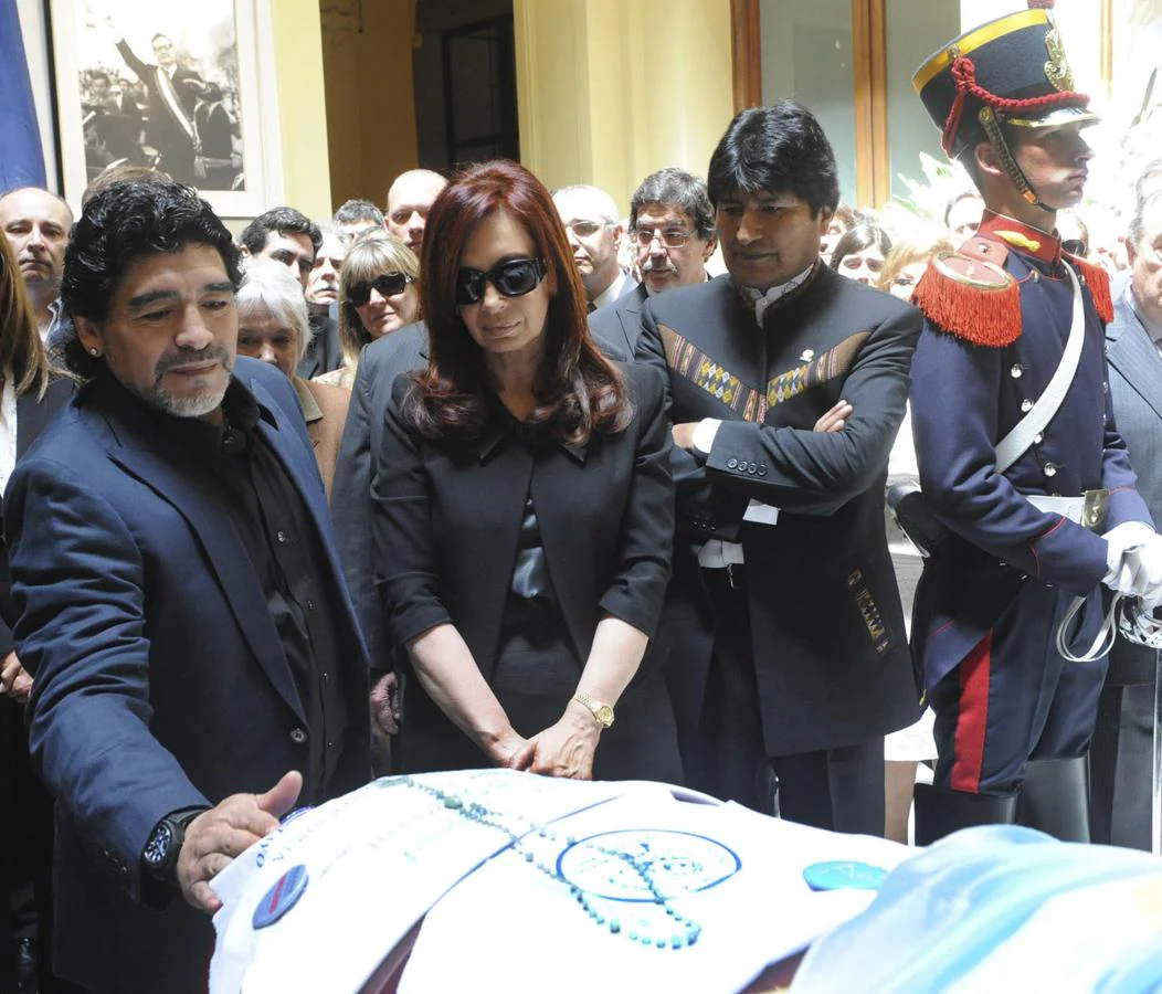 Maradona, junto a Cristina Fernández de Kirchner y Evo Morales, en el funeral del expresidente argentino Néstor Kirchner. 