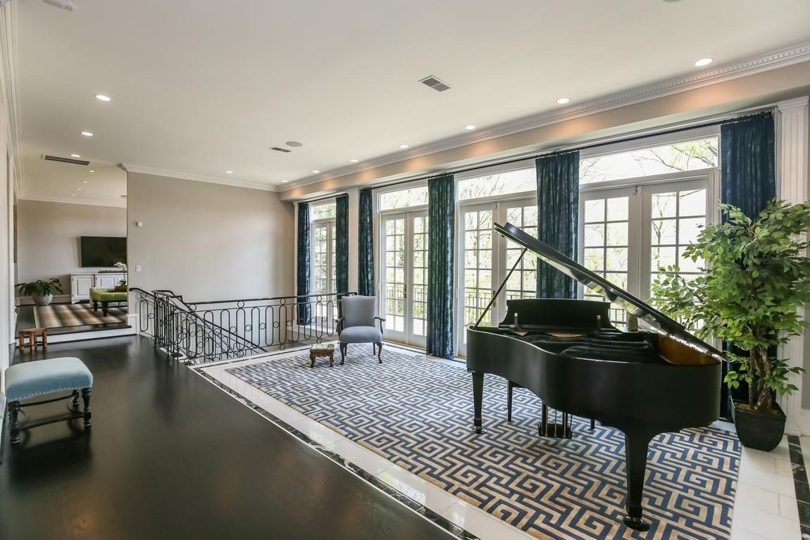 La mansión que conquistó a Joe Biden. Lo más curioso es que Biden no es el propietario de la casa, pues esta fue comprada por Mark Ein, un multimillonario que la adquirió por 4,5 millones de dólares en 2016. En 2017 el político se la alquiló con un precio de 19.000 dólares al mes.