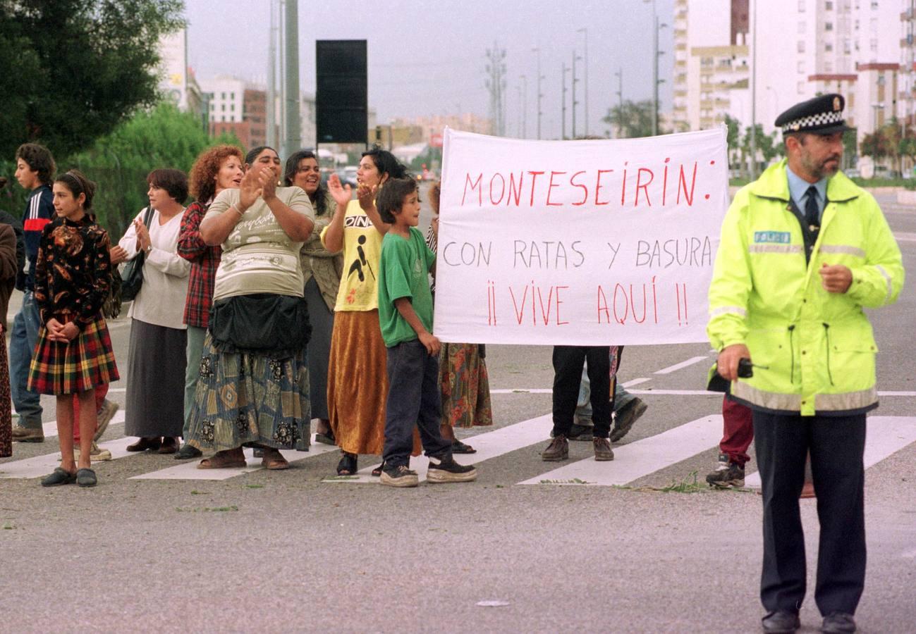 Los vecinos del Vacie cortaron la SE-30 para llamar la atención sobre sus pésimas condiciones de vida