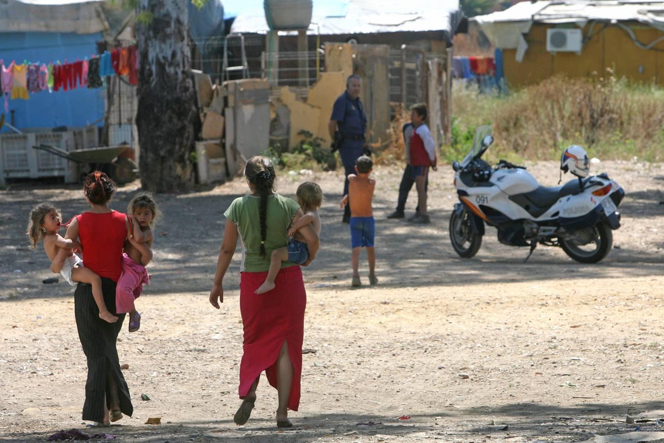 Efectivos de la Policía Nacional atendiendo a vecinos del Vacie en el año 2007