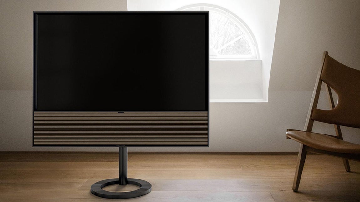 TV Bang &amp; Olufsen. El nuevo modelo Beovision Contour de Bang &amp; Olufsen es exquisito. Se trata de un televisor minimalista con un diseño atemporal servido en 48 pulgadas. Cuenta con una pantalla OLED y un sonido de gran cuerpo y potencia gracias a la tecnología Beosound Stage. Para que su integración en la decoración del hogar sea total se ofrece con marcos en aluminio plateado, dorado y negro con un soporte de suelo disponible en los mismos colores. Su precio es de 5.700 euros.