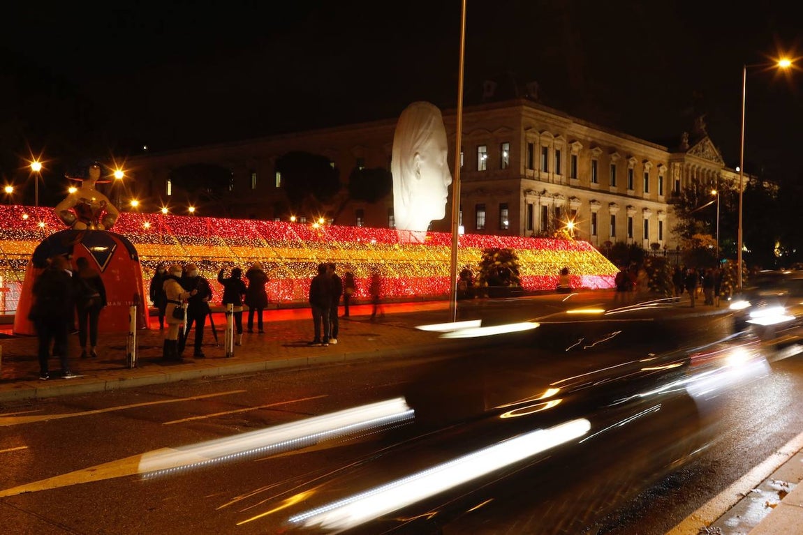 «La bandera de España está puesta con el único ánimo de unirnos», ha sostenido el alcalde Almeida. 
