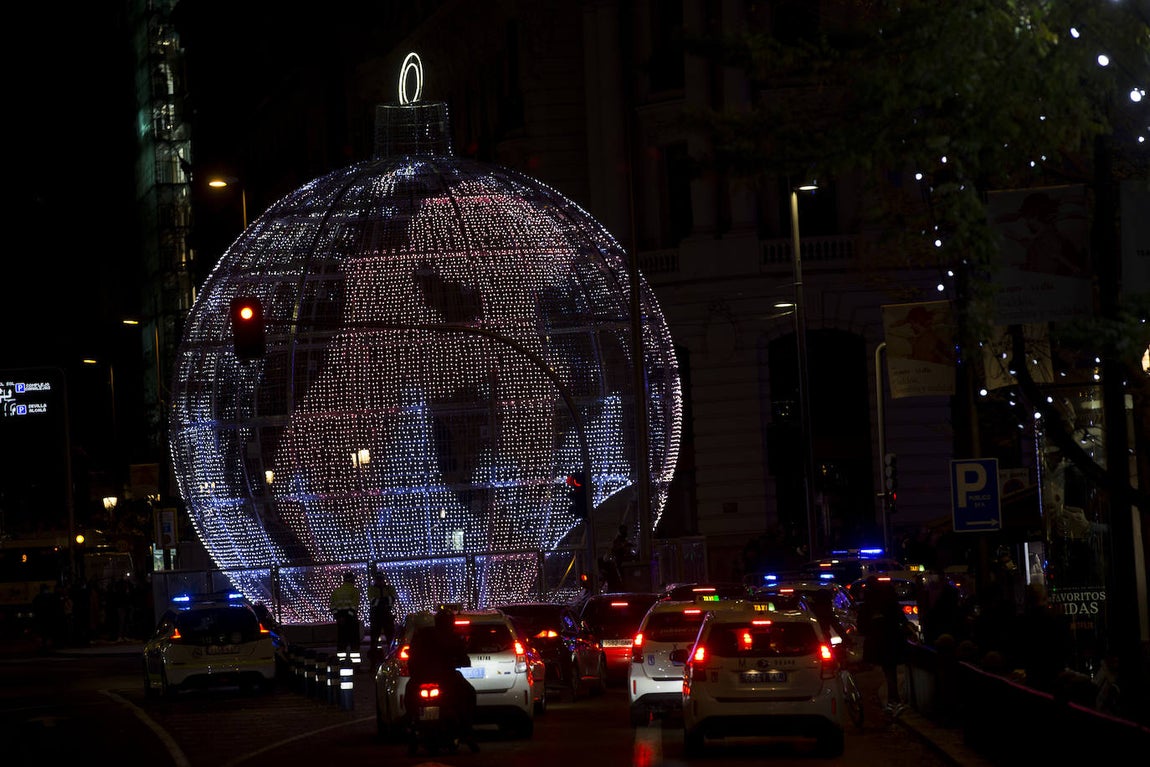 La ciudad de Madrid ha dado la bienvenida a la Navidad con el alumbrado de 10,8 millones de luces LED. 