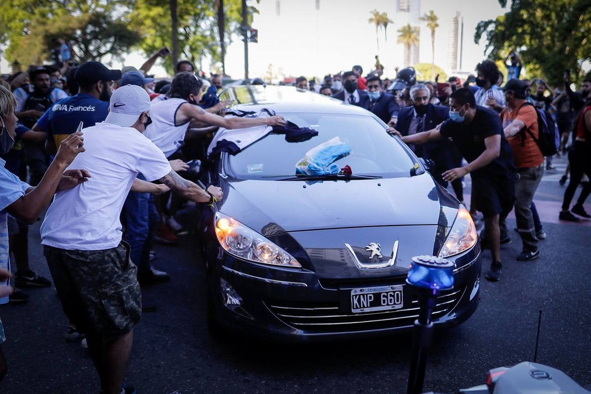 La capilla ardiente de Diego Armando derivó en disturbios después de que muchos aficionados se quedasen sin tiempo para despedir al futbolista