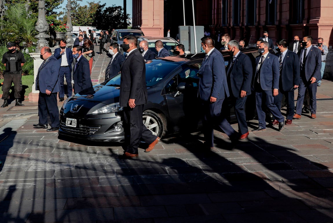 La capilla ardiente de Diego Armando derivó en disturbios después de que muchos aficionados se quedasen sin tiempo para despedir al futbolista