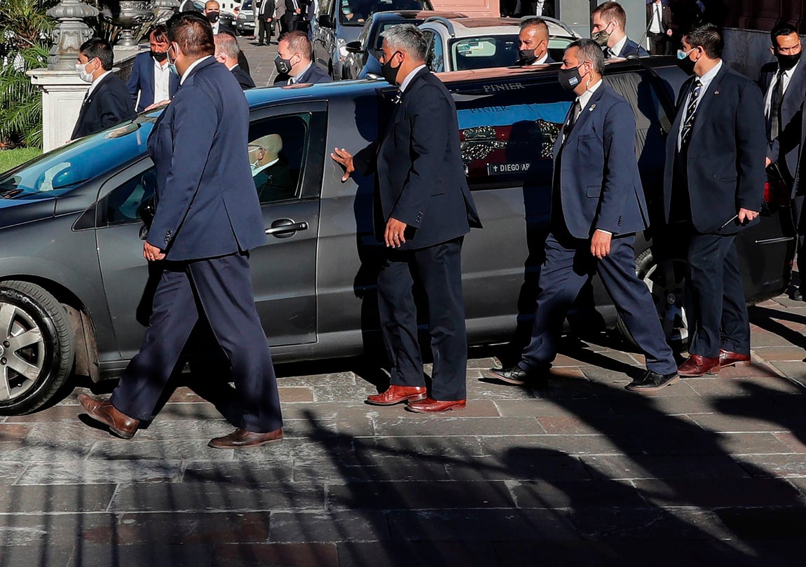 La capilla ardiente de Diego Armando derivó en disturbios después de que muchos aficionados se quedasen sin tiempo para despedir al futbolista