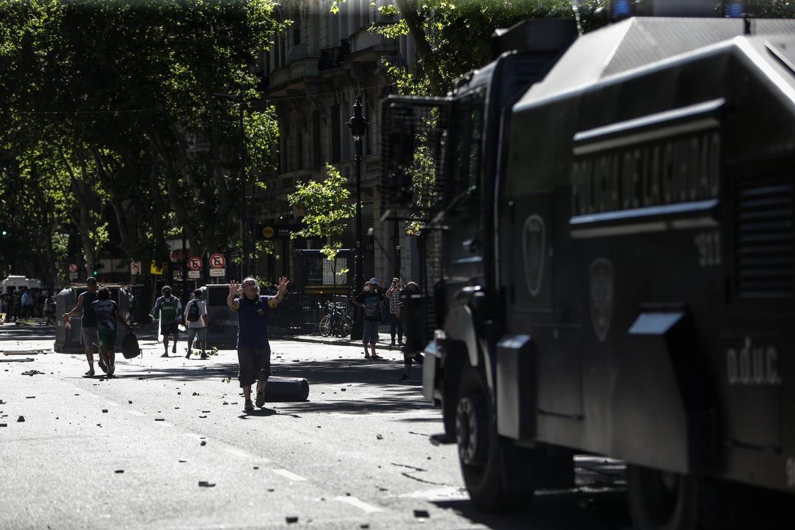 La capilla ardiente de Diego Armando derivó en disturbios después de que muchos aficionados se quedasen sin tiempo para despedir al futbolista