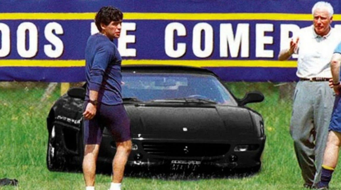 El Ferrari Testarossa. Cuando jugaba en el Napoli, concretamente en 1987, no se resistió a hacerse con uno de los coches más sonados de la época, el Ferrari Testarossa con un precio de 430.000 dólares. Lo que más llamó la atención fue que, lejos del característico color rojo de los automóviles de la casa italiana, el futbolista se decantó por el negro, lo que muchos consideraron un sacrilegio. Solo antes de él Sylvester Stallone la adquirió en esa misma tonalidad, y poco después de la compra del argentino, Michael Jackson le copió la idea. En 2016 el coche fue subastado por 260.000 euros y aunque no se ha desvelado la identidad de su nuevo propietario, se sabe que es un coleccionista de coches de lujo español.