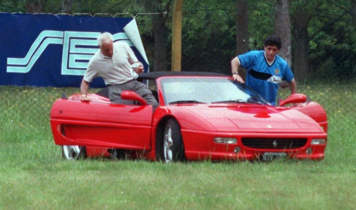 El Ferrari F355 Spider. Corrían los años 90 y Maradona jugaba en el Boca. Con su retorno a Argentina tuvo que deshacerse del Ferrari Testarossa que poseía en Italia y por eso precisamente se decantó por otro modelo nuevo. El F355 Spider, aunque esta vez en color rojo y por partida doble. Al poco tiempo uno de ellos fue incautado por el gobierno debido a sus problemas con la justicia relacionados con las drogas.