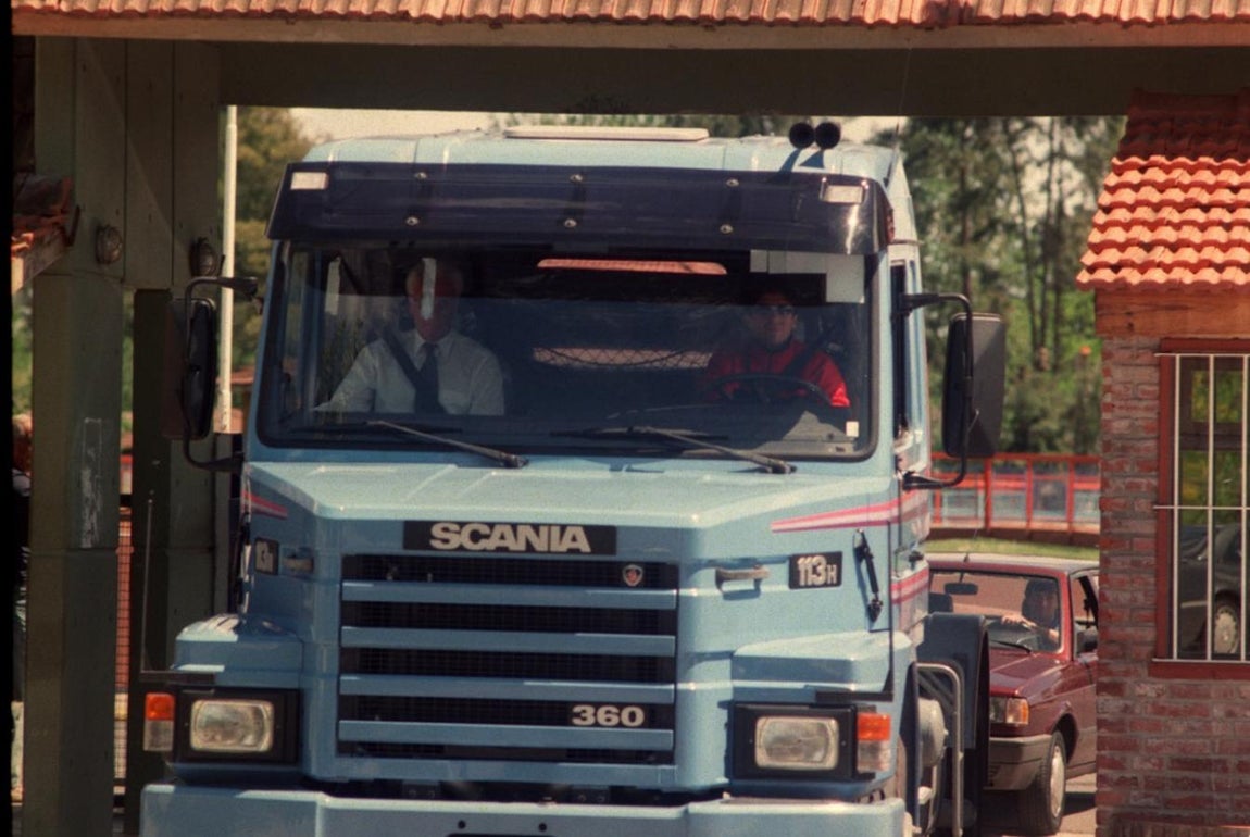 El camión Scania. En octubre del 97 Maradona estrenó su camión Scania 360 que había adquirido dos meses antes. El motivo de una compra tan extravagante no era otro que recorrer el Argentina para dar a conocer su campaña antidrogas (por aquel entonces estaba al frente del programa “Sol sin Drogas”). No contento con uno adquirió dos: el celeste de la imagen y otro igual en negro.