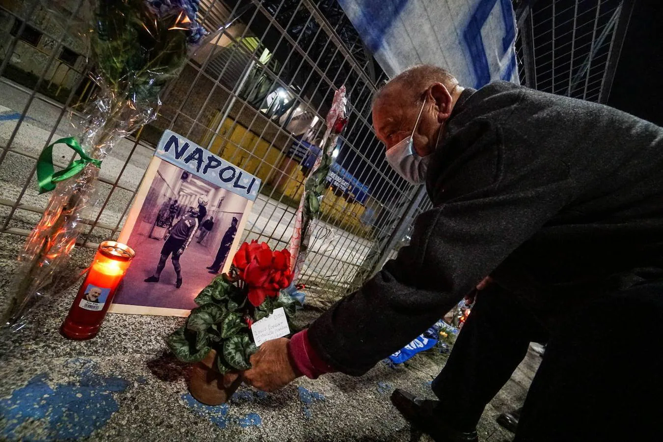 Los aficionados del Nápoles, uno de los clubes en los que militó Maradona, le homenajearon con un altar en el estadio San Paolo. 