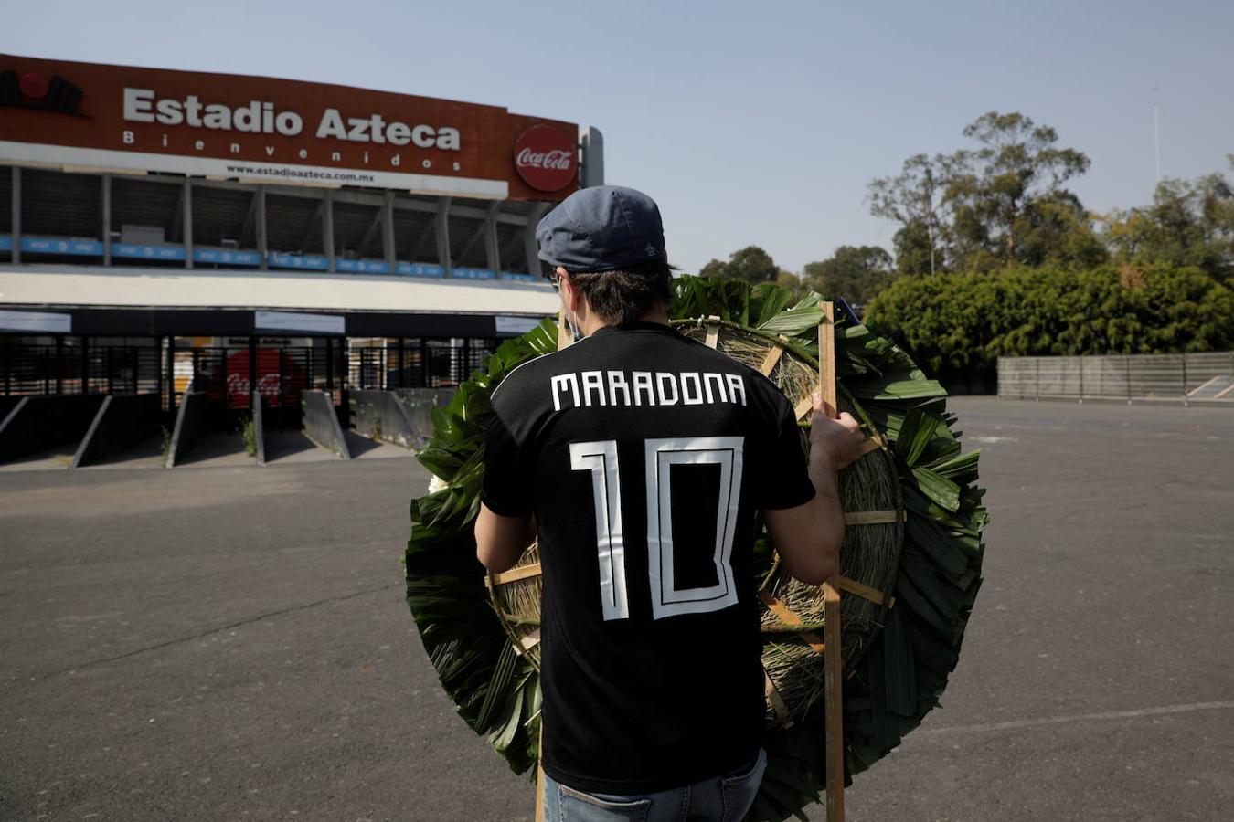 Un seguidor de Maradona lleva una corona al Estadio Azteca de México. 