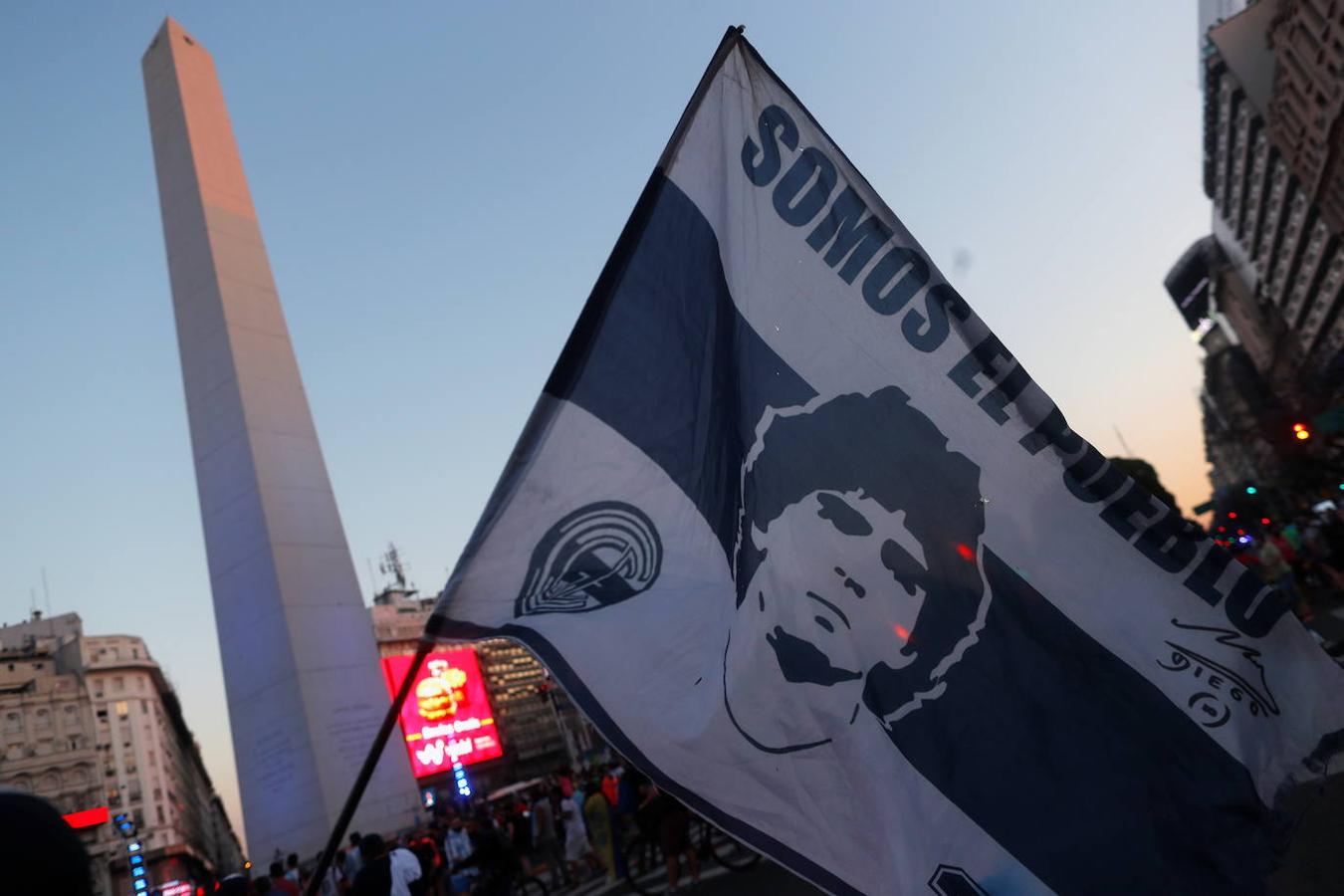 El Obelisco, uno de los símbolos de la ciudad de Buenos Aires, fue uno de los epicentros de homenajes a Maradona. 