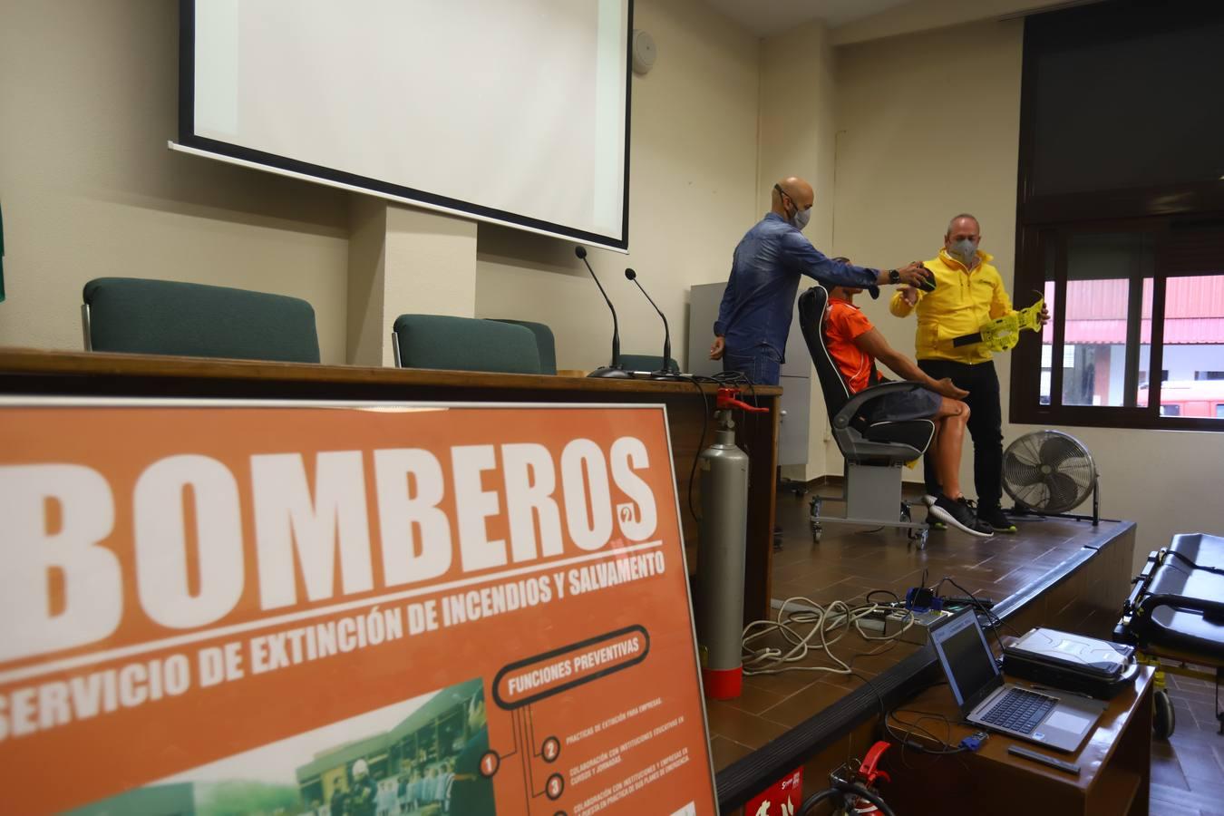 El entrenamiento de los bomberos de Córdoba en el rescate de víctimas en autobús, en imágenes