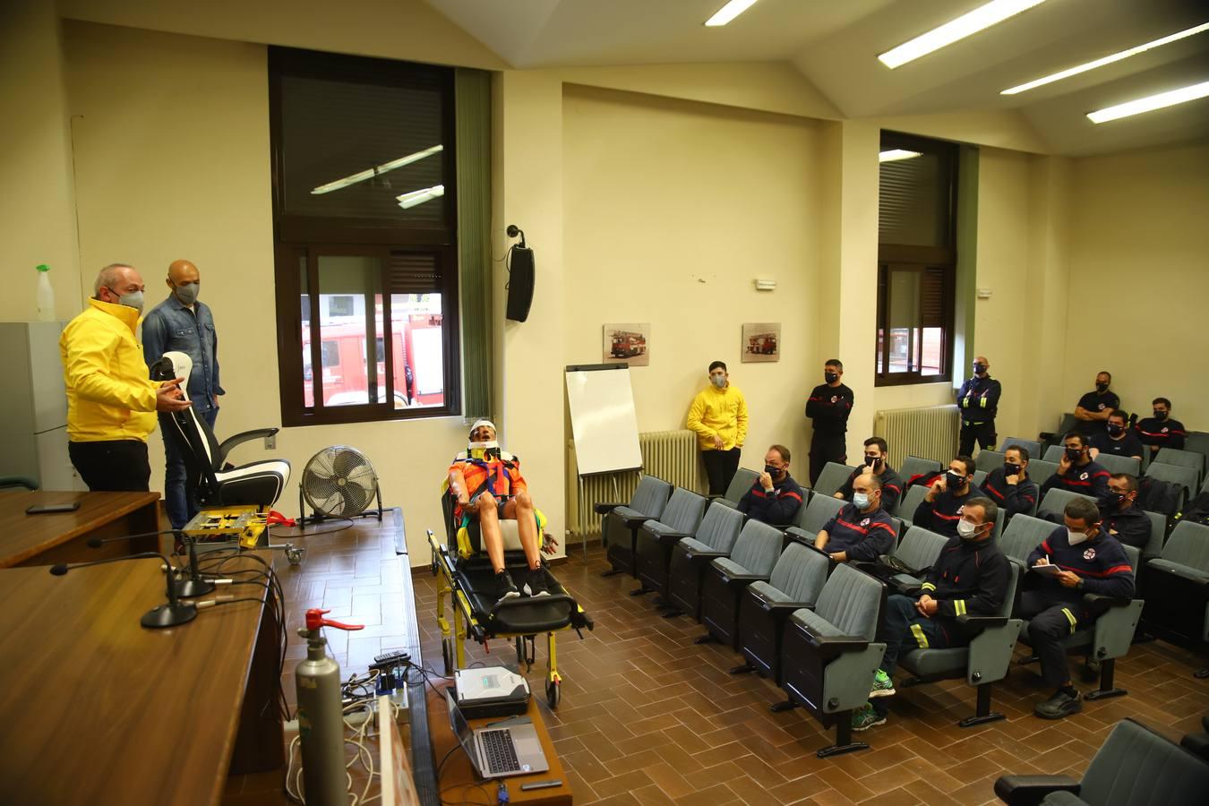 El entrenamiento de los bomberos de Córdoba en el rescate de víctimas en autobús, en imágenes