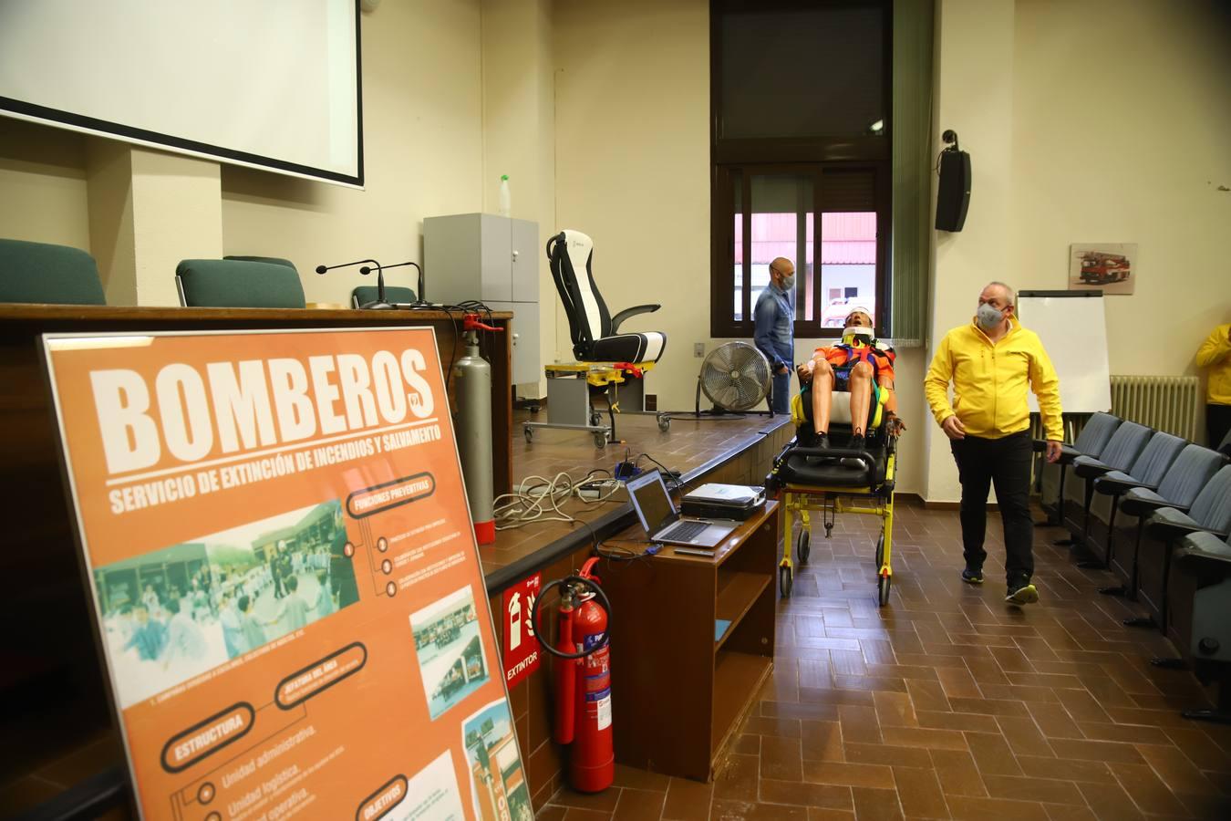 El entrenamiento de los bomberos de Córdoba en el rescate de víctimas en autobús, en imágenes