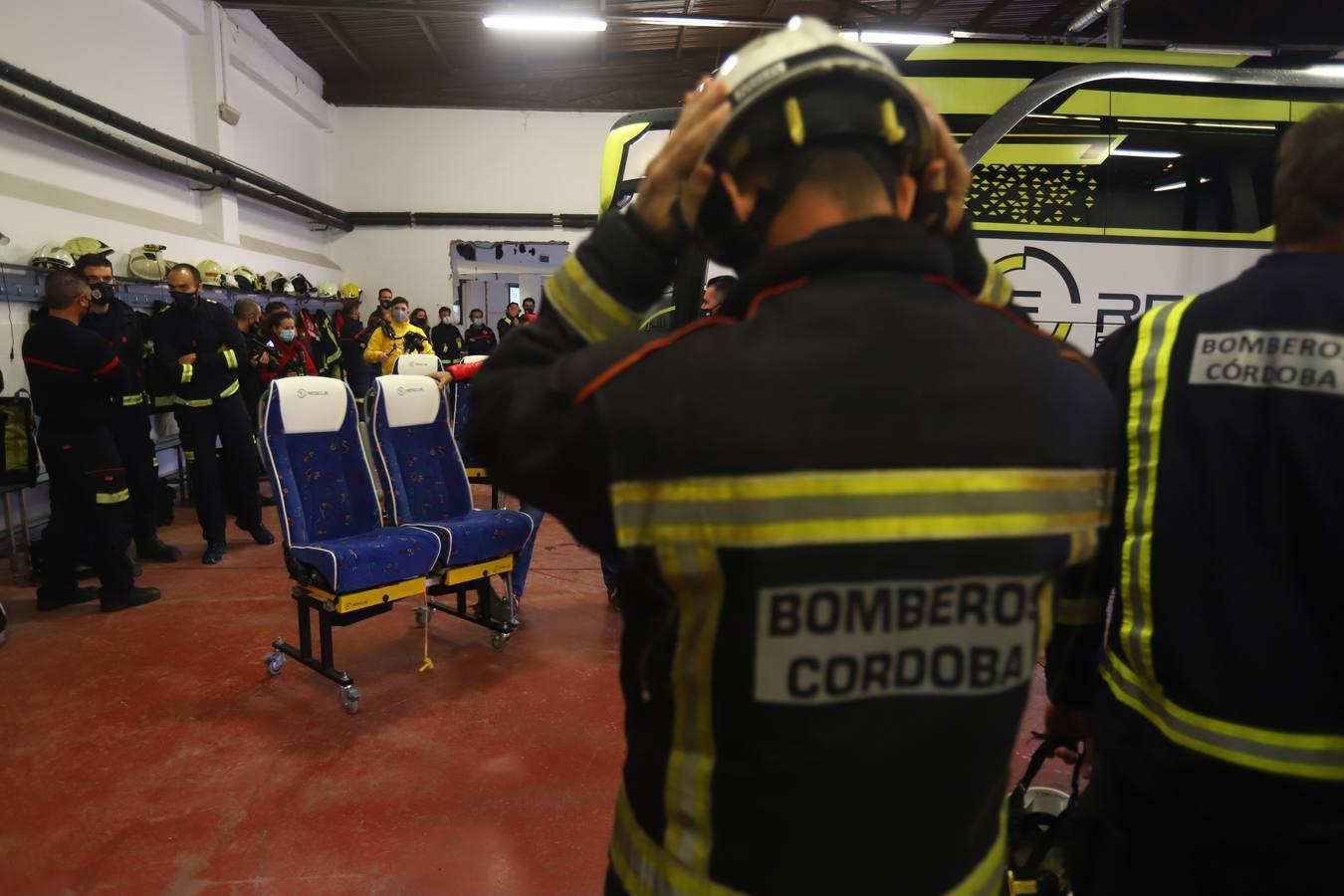 El entrenamiento de los bomberos de Córdoba en el rescate de víctimas en autobús, en imágenes