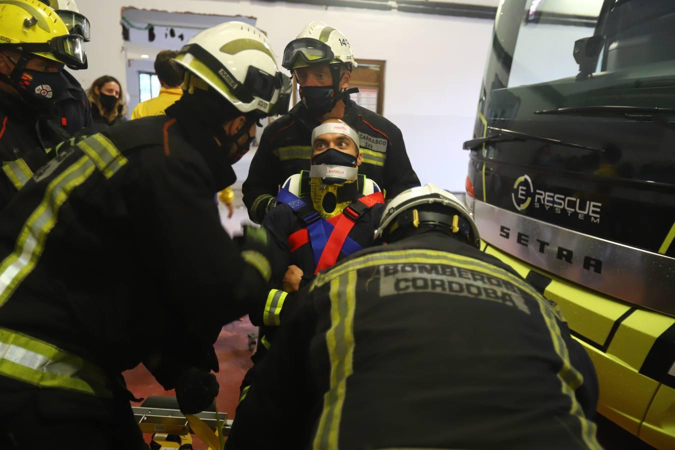 El entrenamiento de los bomberos de Córdoba en el rescate de víctimas en autobús, en imágenes