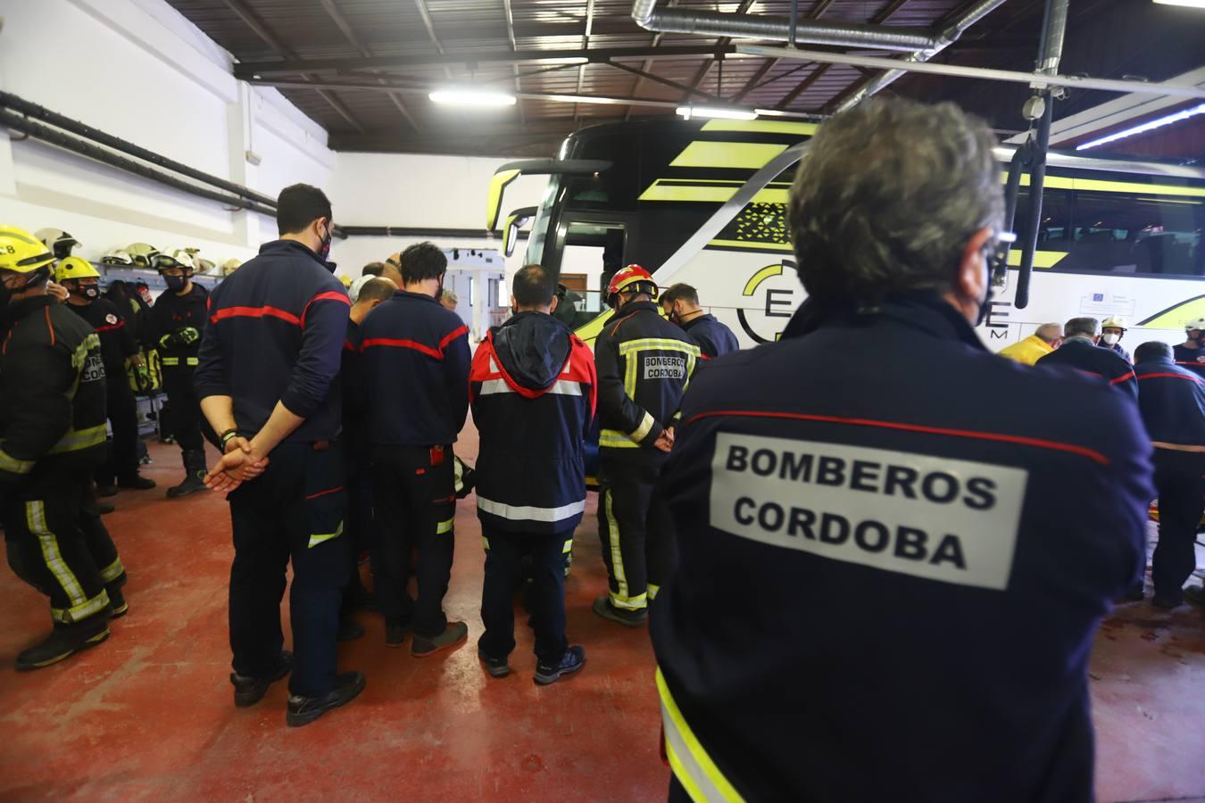 El entrenamiento de los bomberos de Córdoba en el rescate de víctimas en autobús, en imágenes