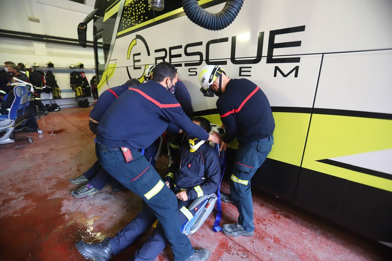 El entrenamiento de los bomberos de Córdoba en el rescate de víctimas en autobús, en imágenes