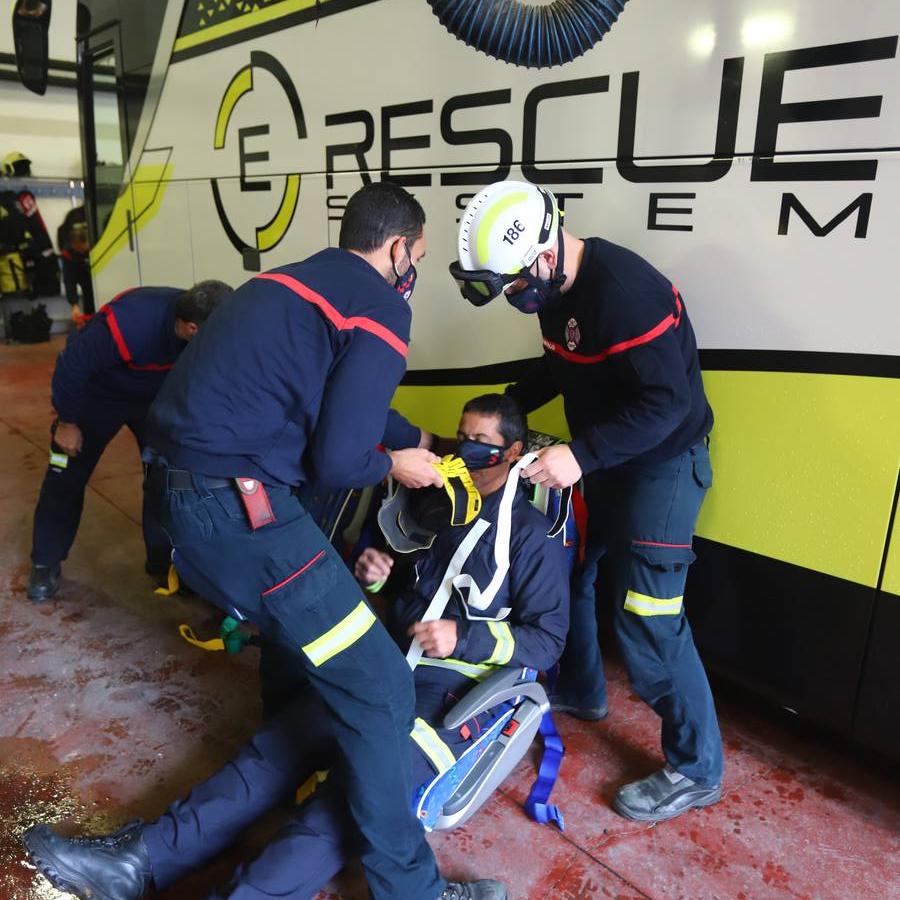 El entrenamiento de los bomberos de Córdoba en el rescate de víctimas en autobús, en imágenes