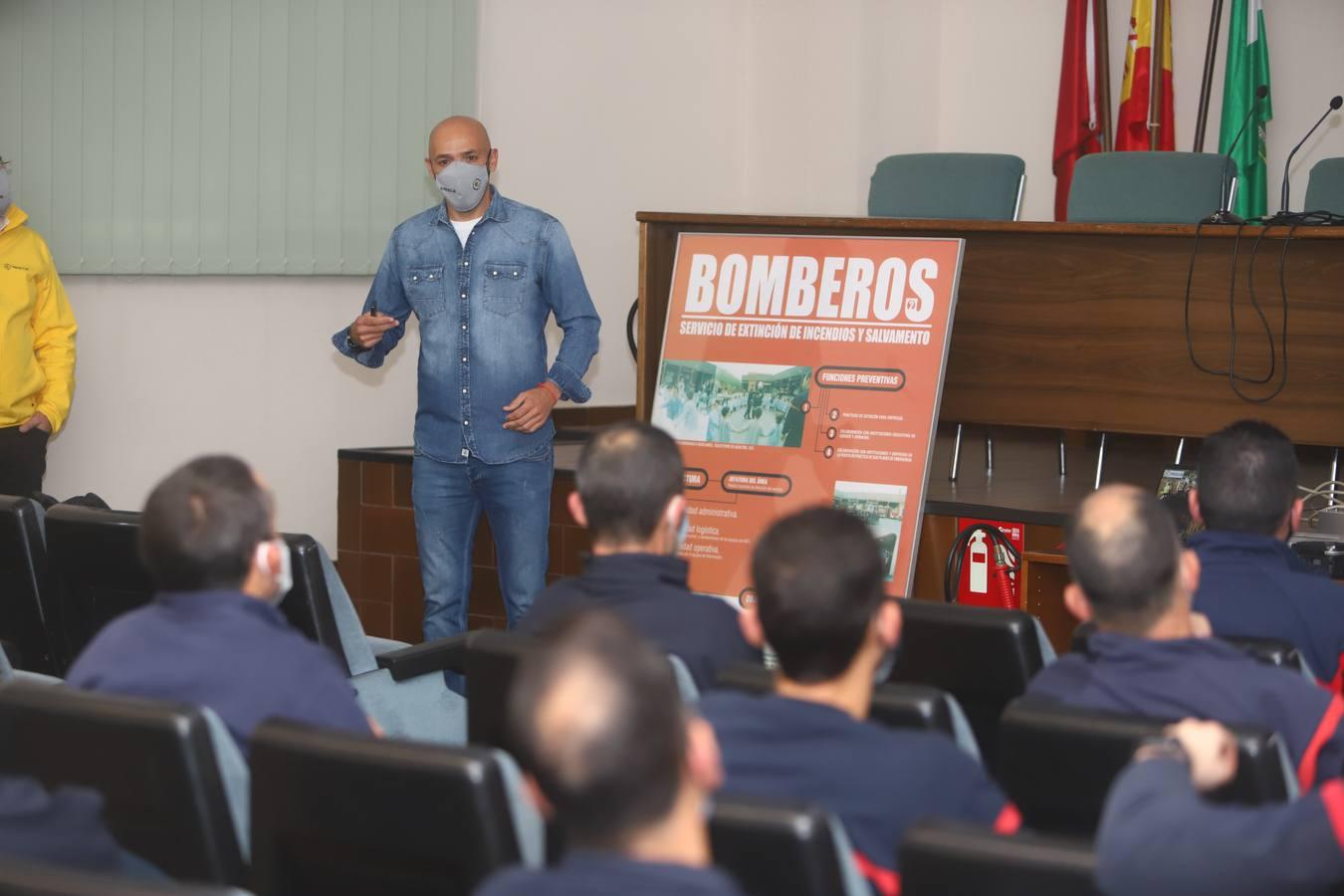 El entrenamiento de los bomberos de Córdoba en el rescate de víctimas en autobús, en imágenes