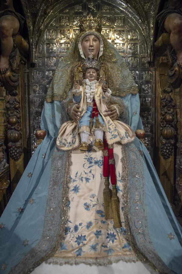 La Virgen de los Reyes, ataviada para la Inmaculada