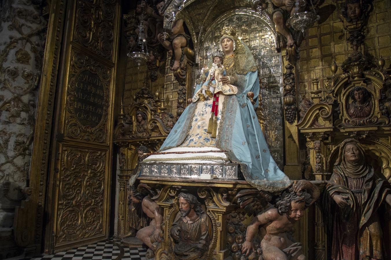 La Virgen de los Reyes, ataviada para la Inmaculada