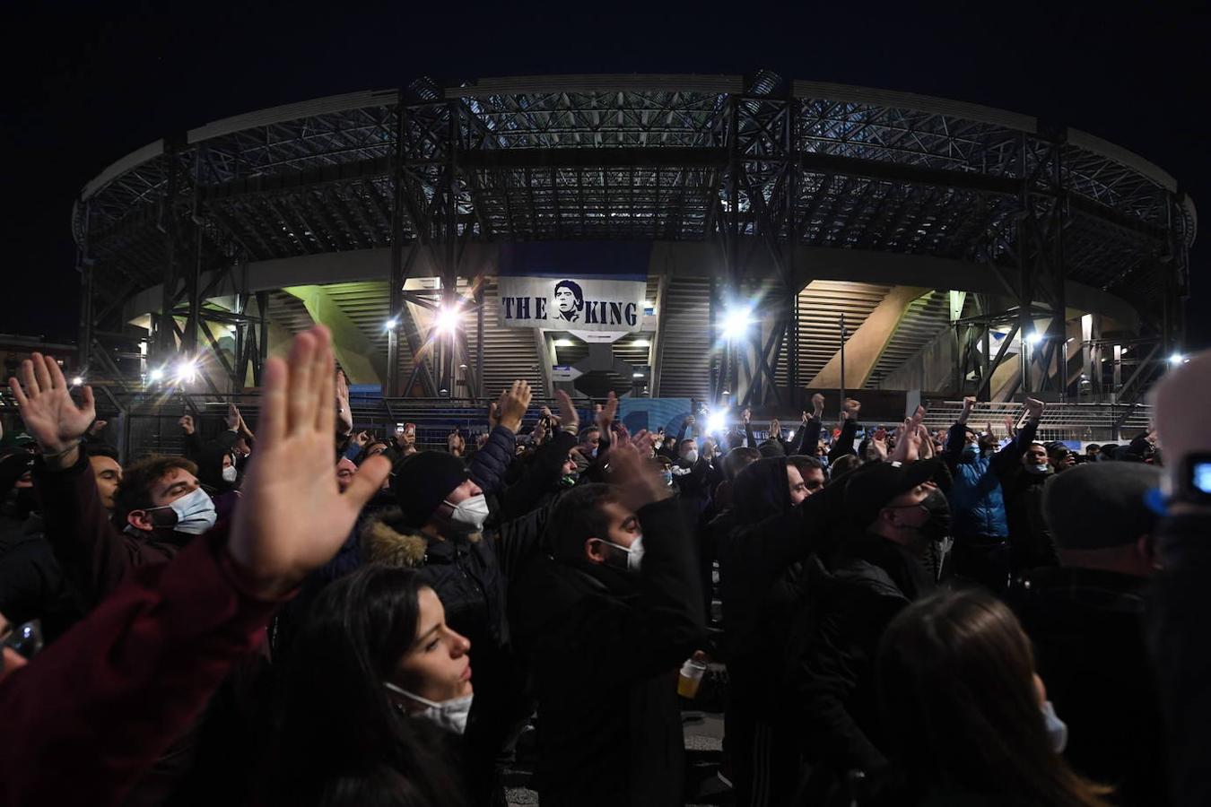 Hinchas del Nápoles se congregaron a las afueras del estadio para dedicar cánticos a «El Pelusa». 
