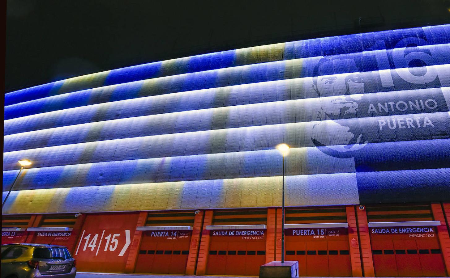 El estadio Sánchez-Pizjuán del Sevilla lució los colores de argentina y D10S en honor a «El Pelusa». 