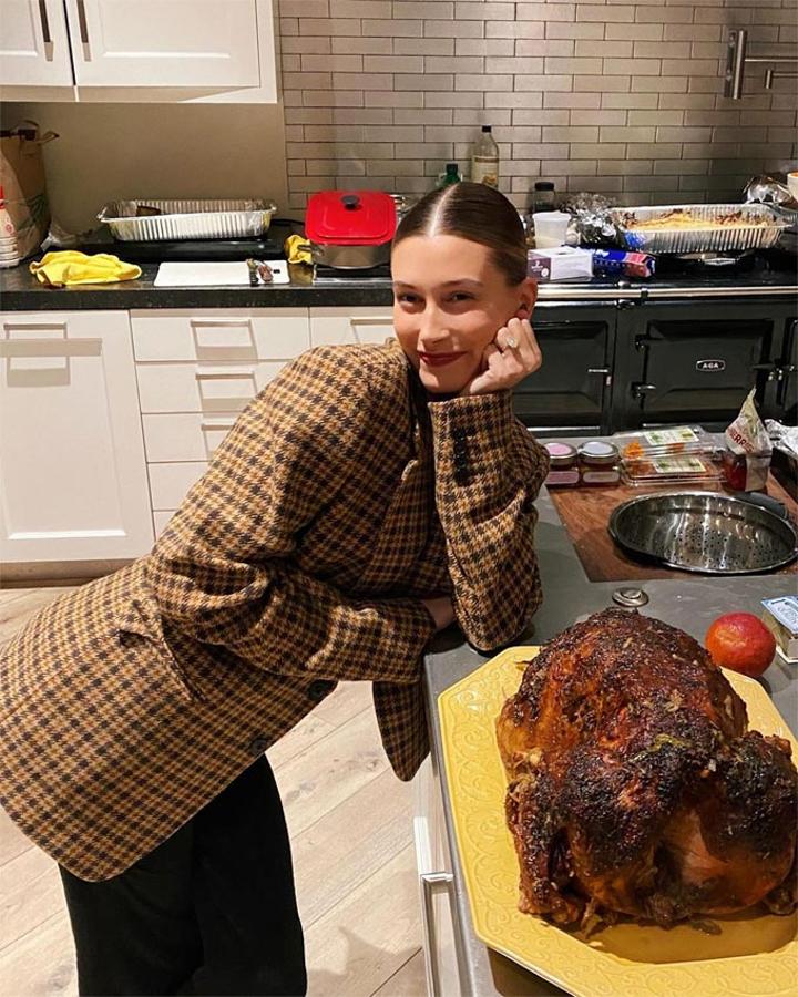 Se nota que Hailey Bieber no suele cocinar mucho por el estado de la cocina al terminar de asar su primer pavo. 