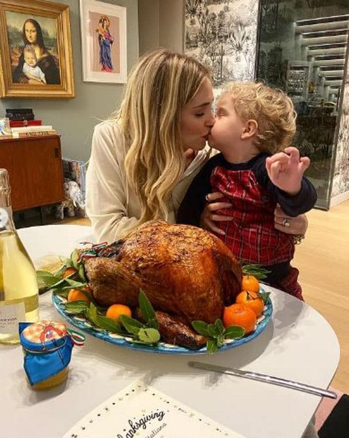 A la espera del nacimiento del segundo hijo de Chiara Ferragni, la influencer ha preparado un delicioso pavo junto al pequeño Leo. 
