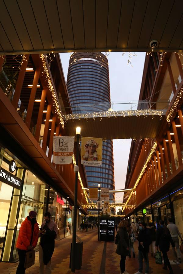 Torre Sevilla se llena de luz para Navidad