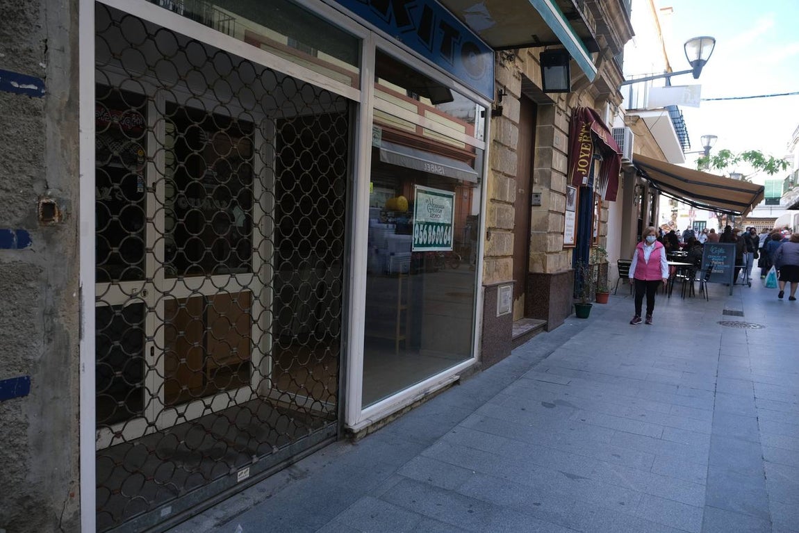 Fotos: El coronavirus deja un paisaje devastado con tiendas y bares cerrados en Cádiz y El Puerto