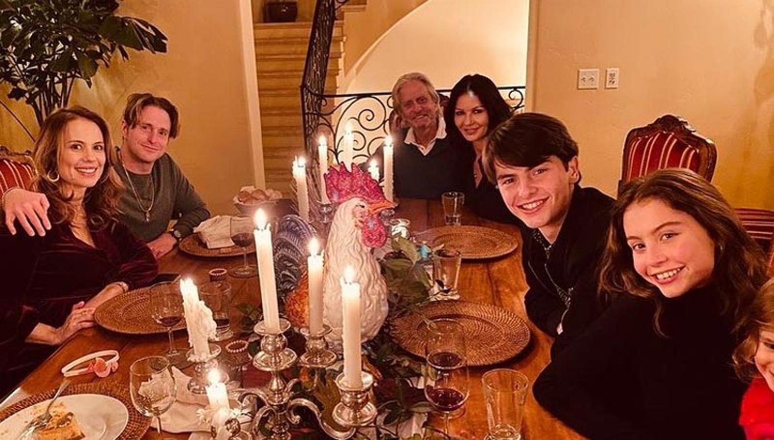 Catherine Zeta Jones y Michael Douglas disfrutaron de un suculento menú junto a sus hijos Dylan y Carys, además de Cameron, el hijo que el actor tuvo con Viviane Thibes. 