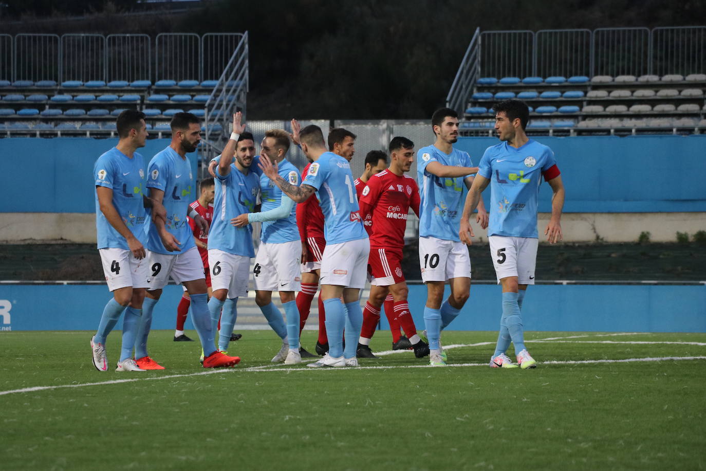 El Ciudad de Lucena, líder del Grupo X de Tercera, en imágenes