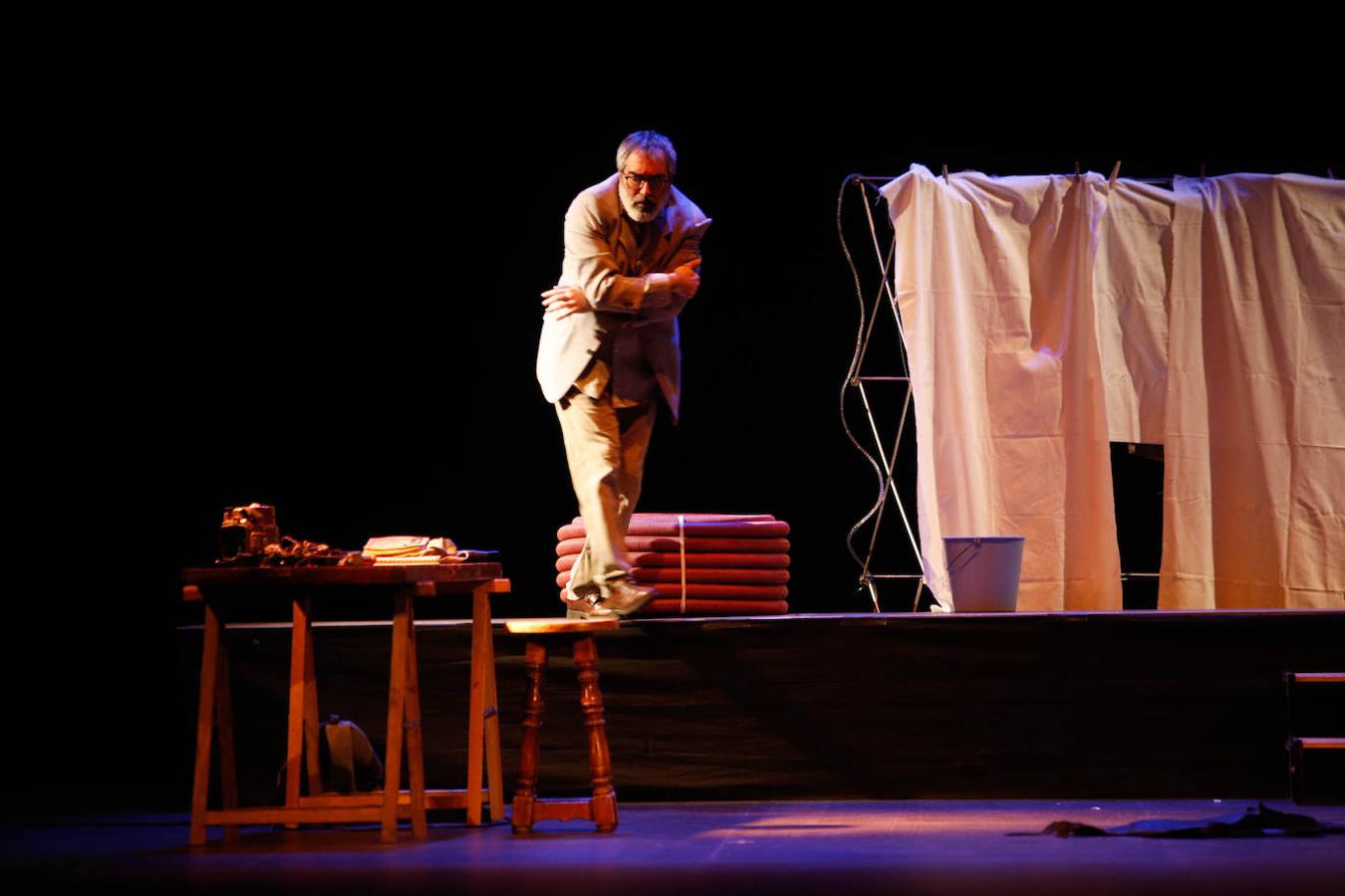 La obra «Túnel 56», en el Teatro Góngora de Córdoba, en imágenes