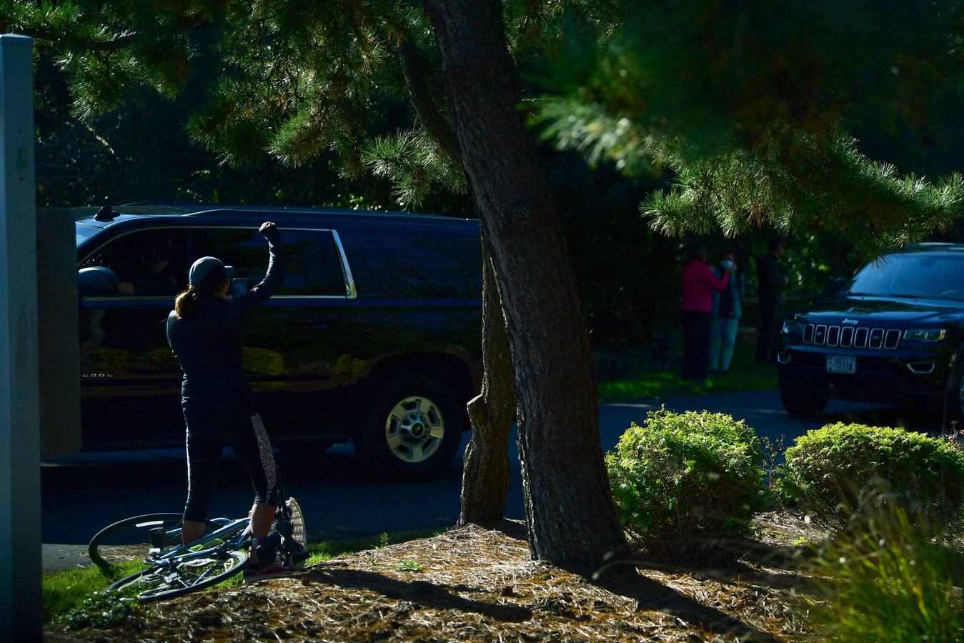 Biden se da un baño de masas desde el coche a su paso por Rehoboth (Delaware)