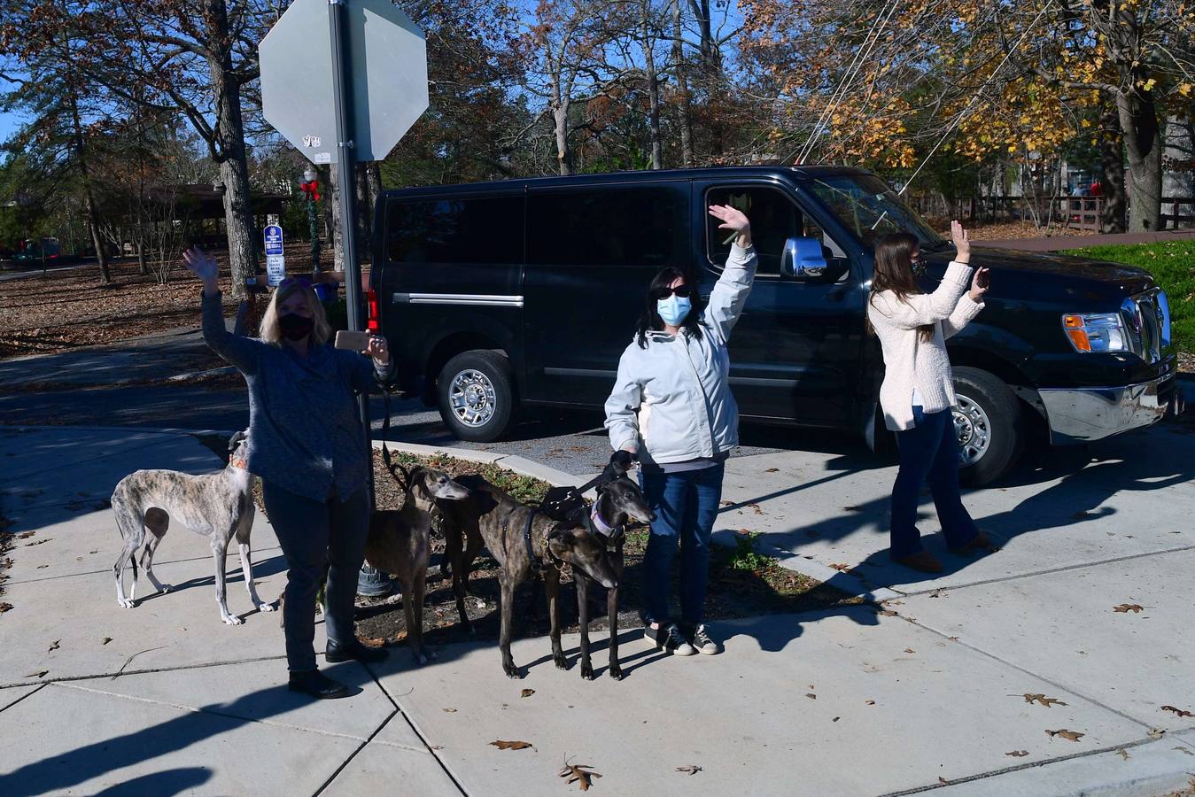 Biden se da un baño de masas desde el coche a su paso por Rehoboth (Delaware)