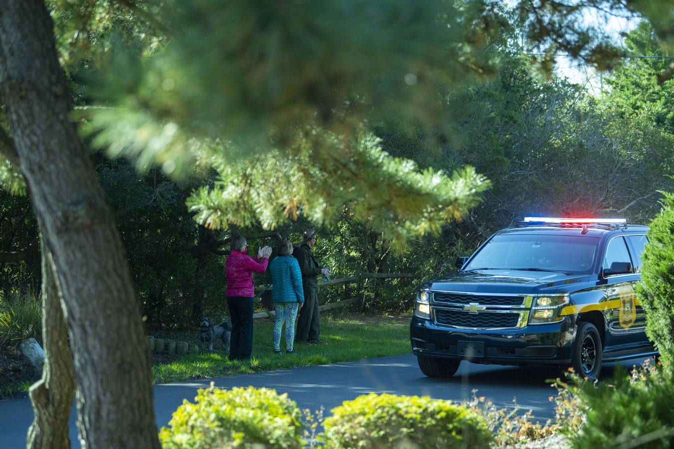 Biden se da un baño de masas desde el coche a su paso por Rehoboth (Delaware)