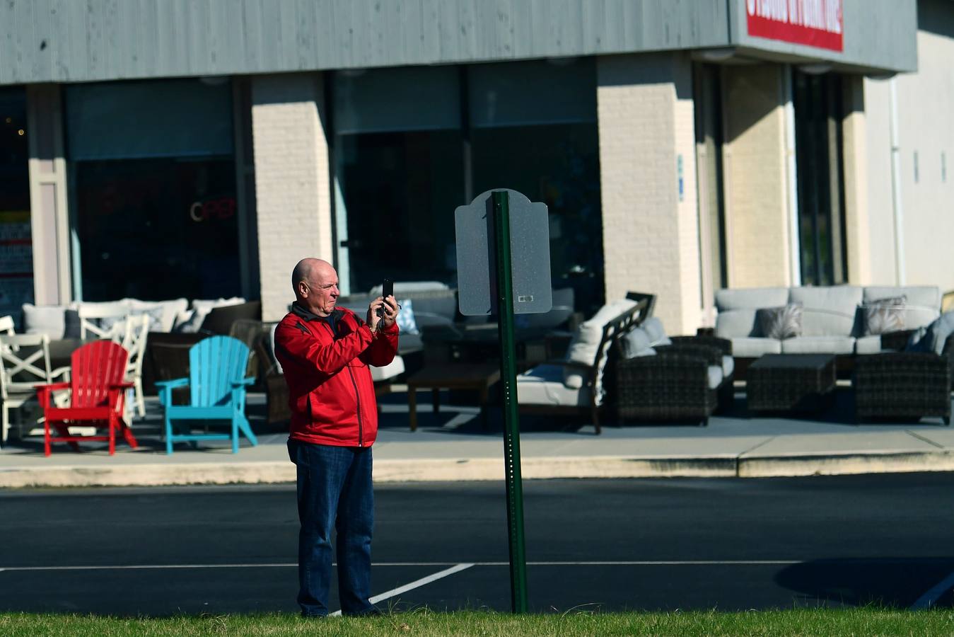 Biden se da un baño de masas desde el coche a su paso por Rehoboth (Delaware)