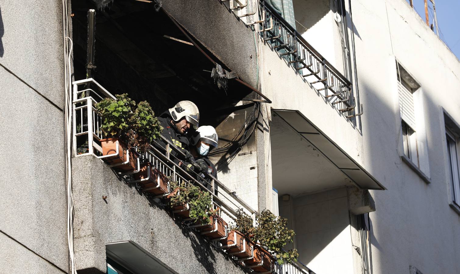 En imágenes, el aparatoso incendio en un edificio de Ciudad Jardín en Córdoba