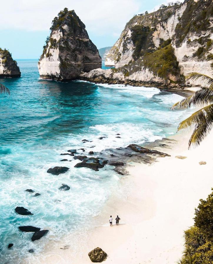 Los destinos paradisíacos a los que viajarás en 2021. El 2020 ha sido sin duda uno de los años más duros a los que nos hemos enfrentado. Algo tan normal como poder salir a la calle o abrazar a nuestros seres queridos se ha convertido en un auténtico privilegio, como también ha sucedido con viajar. El cierre de fronteras de una gran parte de países y las cuarentenas obligatorias siguen siendo dos de los impedimentos más grandes a los que hacer frente actualmente. Sin embargo, el 2021 se ve con otros ojos gracias a las vacunas que parecen mostrar la luz al final del túnel. Aunque su eficacia no esté demostrada al 100%, de lo que estamos seguros es que ayudará notablemente a que la situación mejore, lo que ayudará a que muchos territorios levanten sus restricciones y permitan la entrada de turistas. Si necesitas inspiración hemos recopilado algunos de los destinos -con una baja incidencia de casos- más deseados de cara a los próximos meses en los que podrás olvidarte de todo, especialmente del Covid-19.