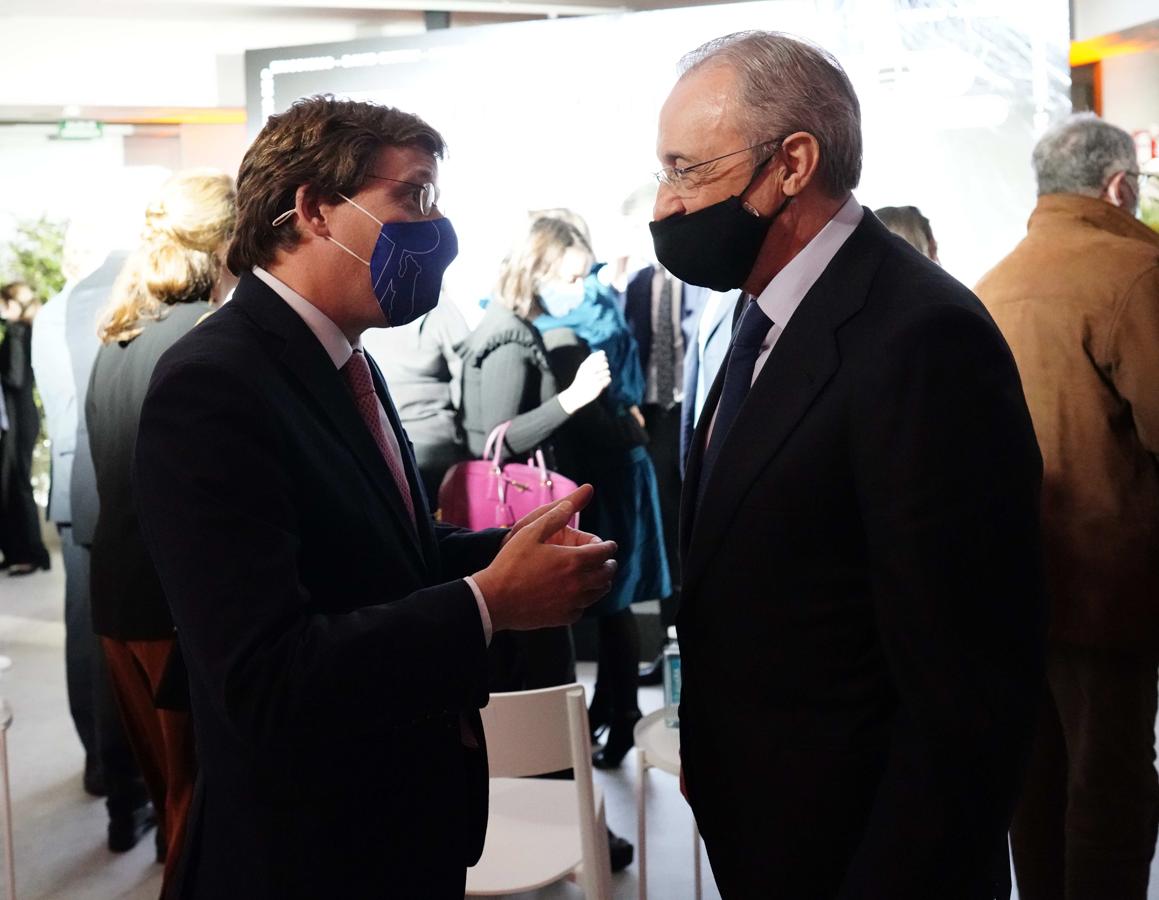 El alcalde de Madrid, José Luis Martínez-Almeida, conversa con Florentino Pérez, presidente de ACS y del Real Madrid. 