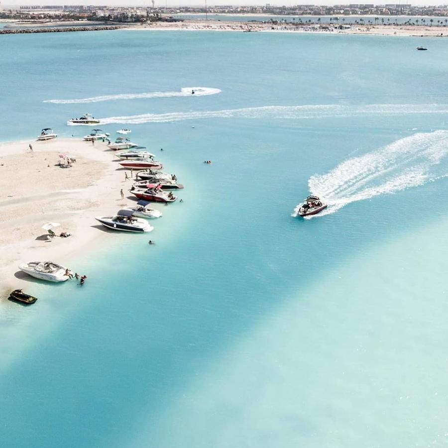 Sesión de buceo en Egipto. Hasta hace bien poco las costas del país de los faraones resultaban prácticamente desconocidas a nivel internacional. Pero desde 2018 el turismo en Hurghada ha aumentado de forma considerable, especialmente entre los que buscan playas paradisíacas en las que poder realizar submarinismo. El mar Rojo en esta zona ofrece unos colores que nada tienen que envidiar al Caribe además de unos contrastes culturales de lo más enriquecedores.