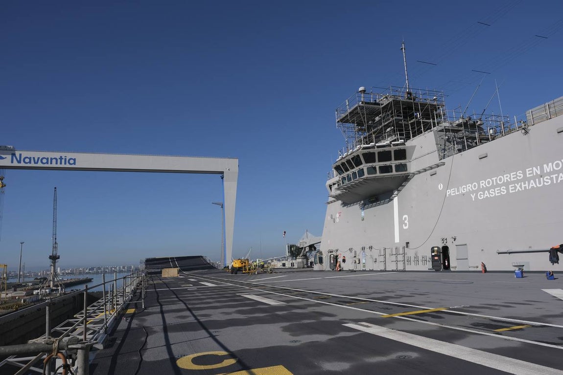 FOTOS: El portaeronaves ‘Juan Carlos I’ se somete a una profunda revisión en el astillero de Puerto Real