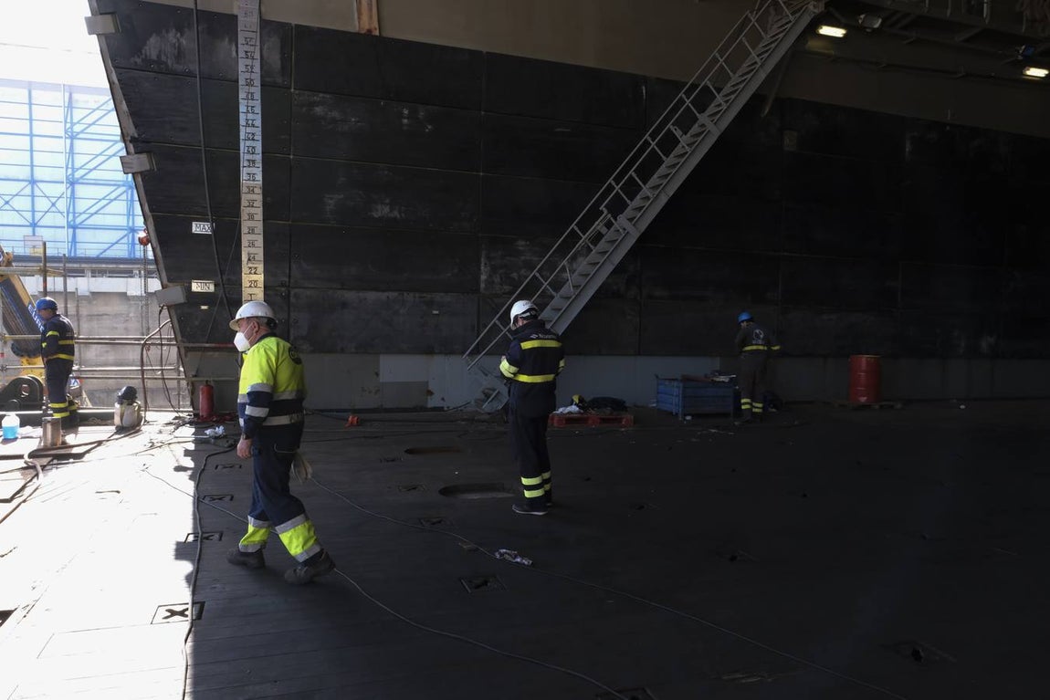 FOTOS: El portaeronaves ‘Juan Carlos I’ se somete a una profunda revisión en el astillero de Puerto Real