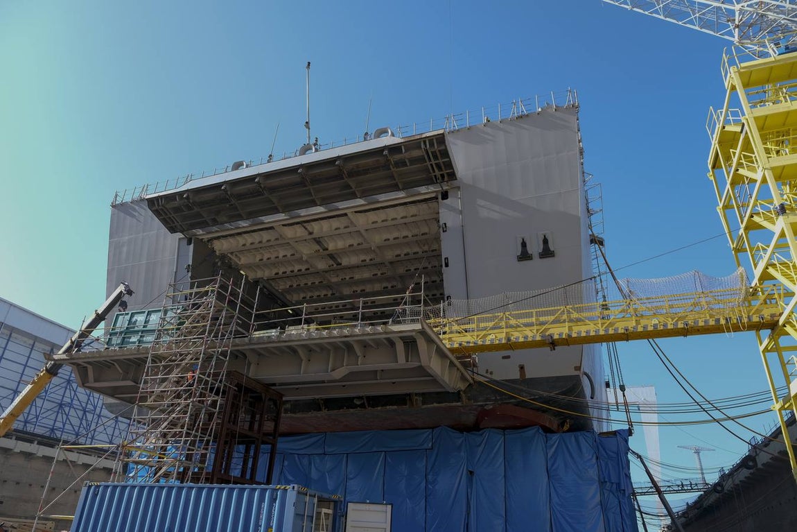 FOTOS: El portaeronaves ‘Juan Carlos I’ se somete a una profunda revisión en el astillero de Puerto Real