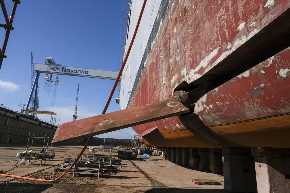 FOTOS: El portaeronaves ‘Juan Carlos I’ se somete a una profunda revisión en el astillero de Puerto Real