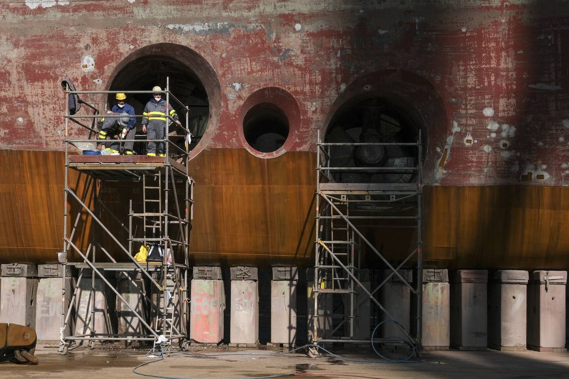 FOTOS: El portaeronaves ‘Juan Carlos I’ se somete a una profunda revisión en el astillero de Puerto Real